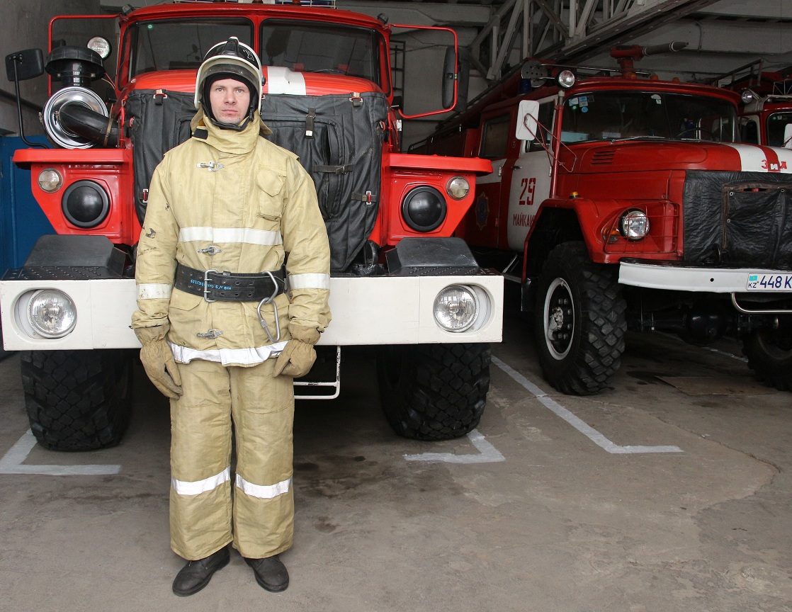 Maıqaıyń kentinde órt sóndirýshiler gaz toly ballondardy alyp shyqty