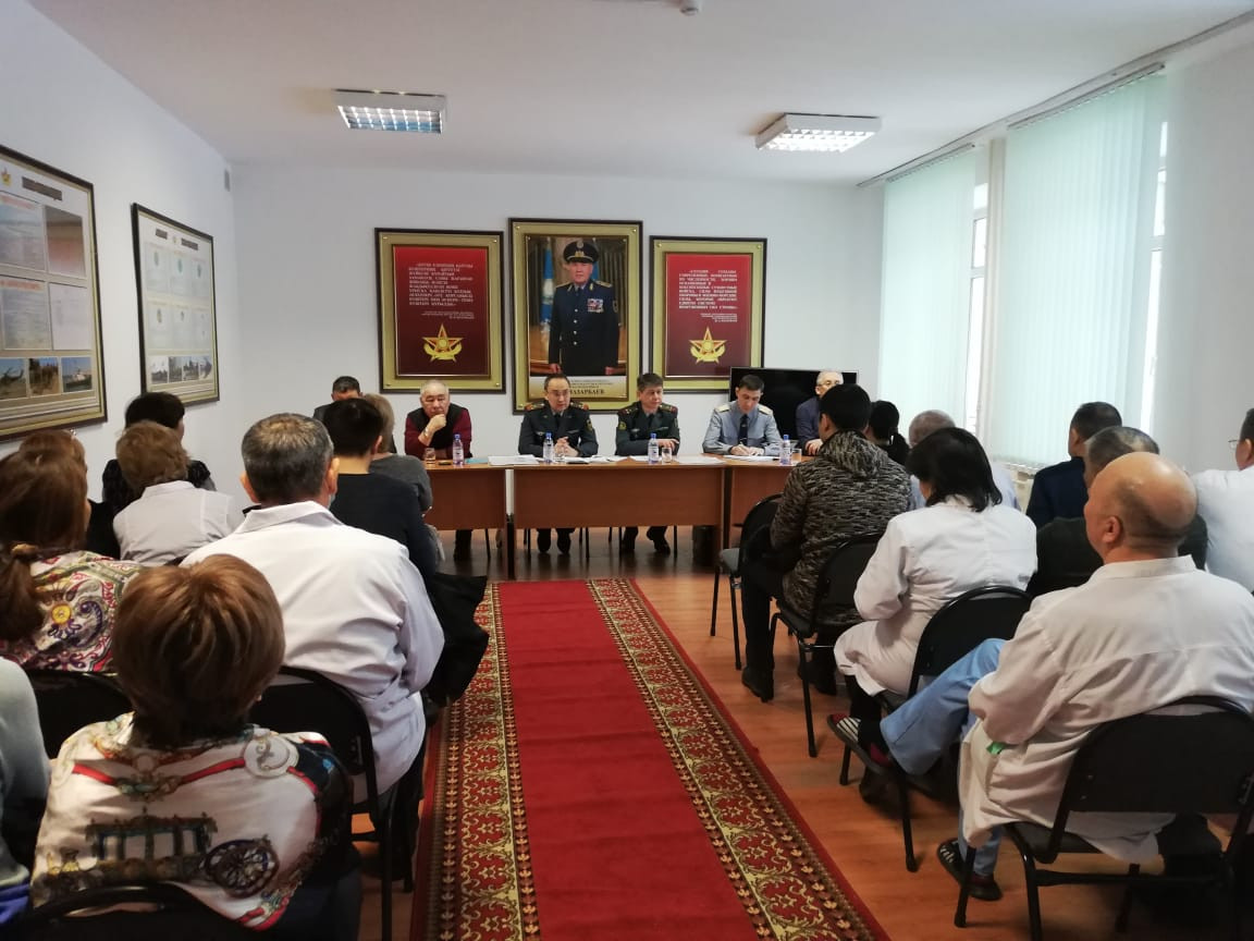 Astanada áskerge shaqyrylýshylardy medısınalyq kýálandyrý máseleleri talqylandy