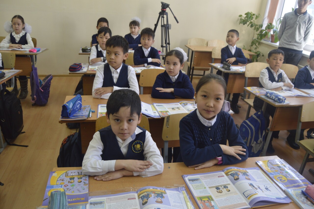 Shymkentte mektep dırektorlary kabınetterin bosatýda