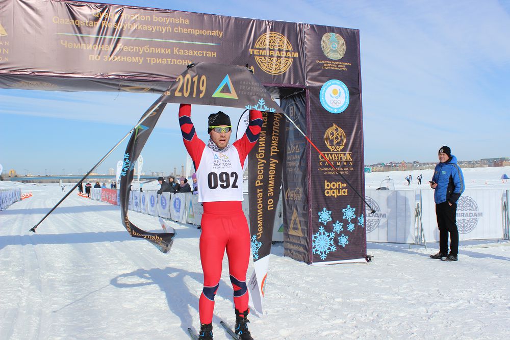 Astanada qysqy trıatlon jarysy ótti