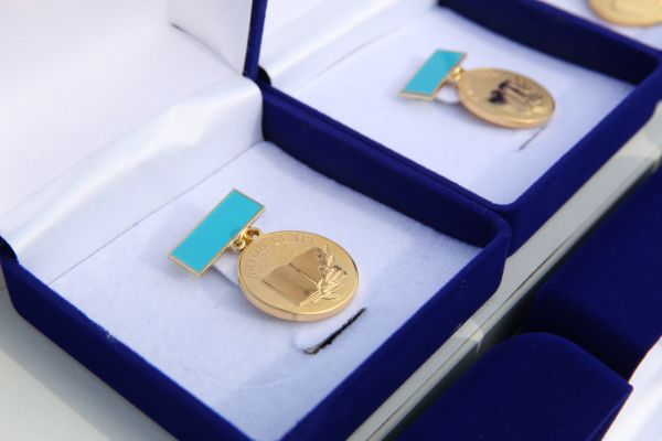 «Altyn belgi» ıegerlerin pedagogıkalyq JOO-larǵa emtıhansyz qabyldaý usynyldy