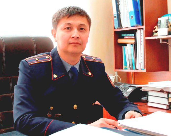 Para alýdan bas tartqan polıseı marapattaldy