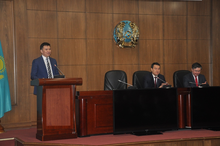 Álıhan Smaıylov UEM ujymyna jańa mınıstrdi tanystyrdy