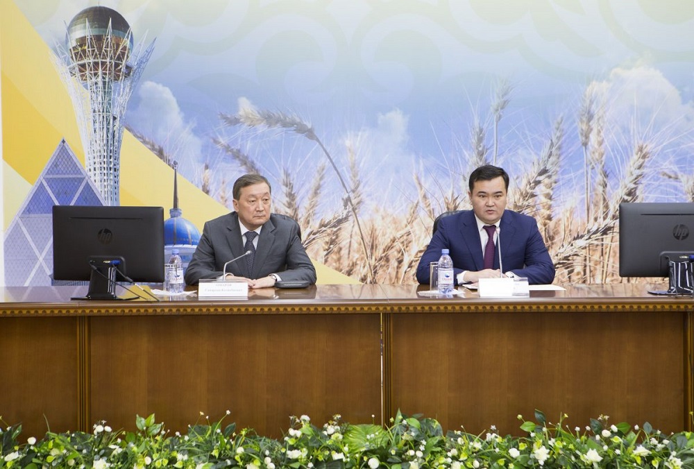 Jeńis Qasymbek AShM ujymyna jańa mınıstrdi tanystyrdy