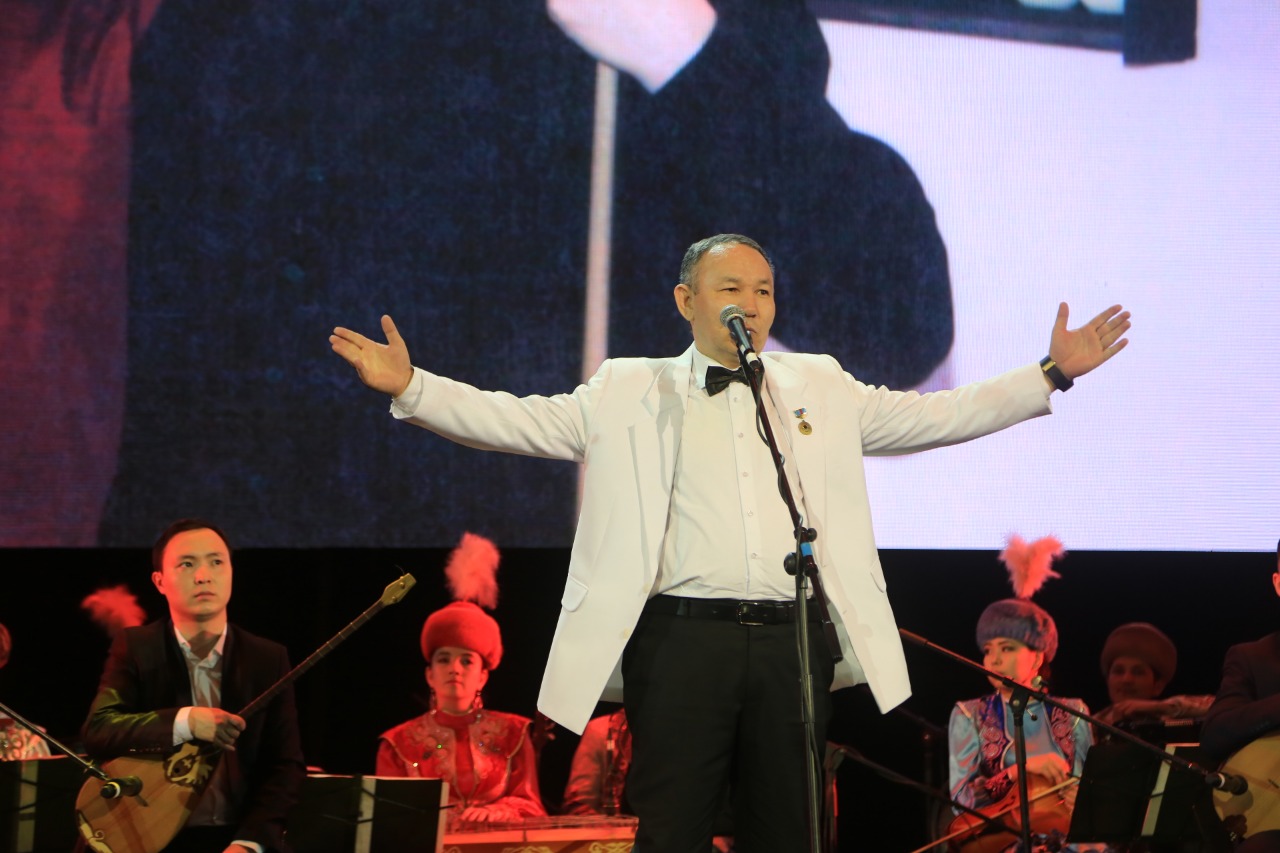 Aqynnyń keshi anshlagpen ótti