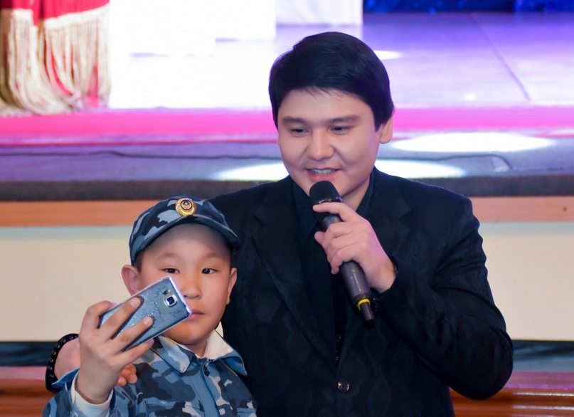 Qaraǵandyda Beıbit Qorǵan 700 balanyń aldynda án saldy