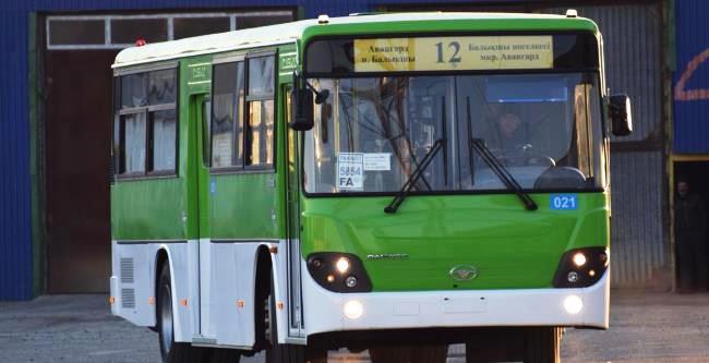  «Oral-Atyraý» baǵytyndaǵy jolaýshylar avtobýsy jol-kólik apatyna ushyrady