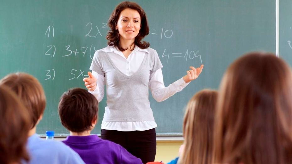 Qazaqstanda 250 myńǵa jýyq pedagog qaıta daıarlaý kýrsynan ótedi – BǴM