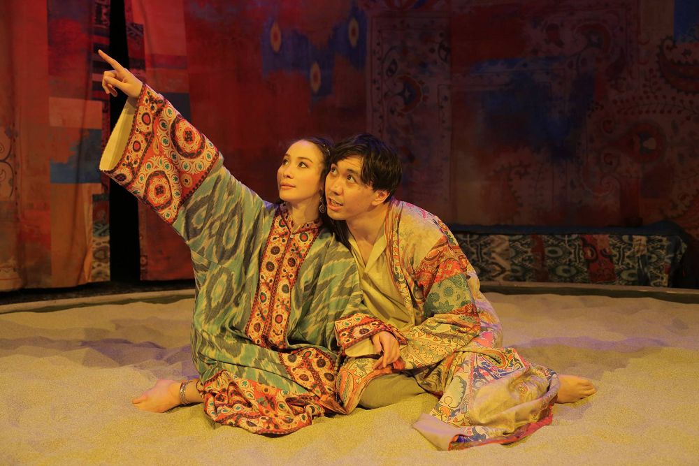 «Láıli-Májnún» sahna tilinde sóıledi