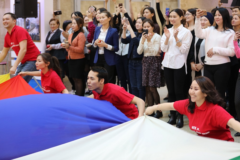 «QTJ» UK» ótkizgen fleshmobqa 200 qyzmetker qatysty