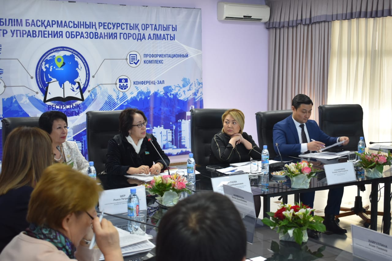 Senator jetimder men kópbalaly otbasylardy qoldaý sharalary týraly aıtty