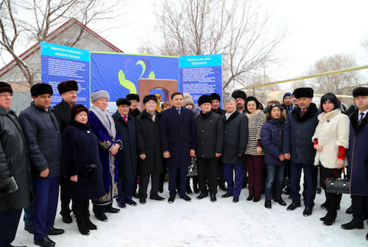 Oralda «Qazaq halqyna myń alǵys» eskertkishine gúl shoǵy qoıyldy