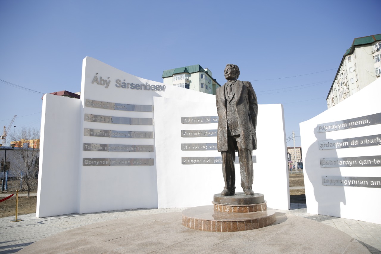 Atyraýda halyq jazýshysy Ábý Sársenbaevtyń eskertkishi ashyldy