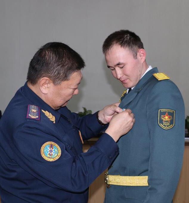 5 balany qutqarǵan azamat Ishki ister mınıstriniń buıryǵymen marapattaldy