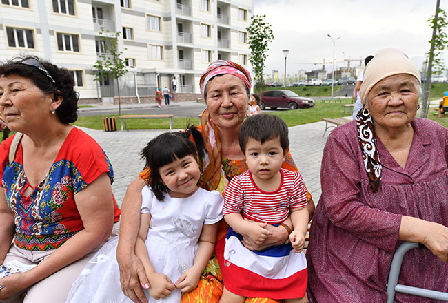 «Nur Otan» partııasynyń «Baqytty otbasy» qoǵamdyq qory kimderge kómek kórsetedi?
