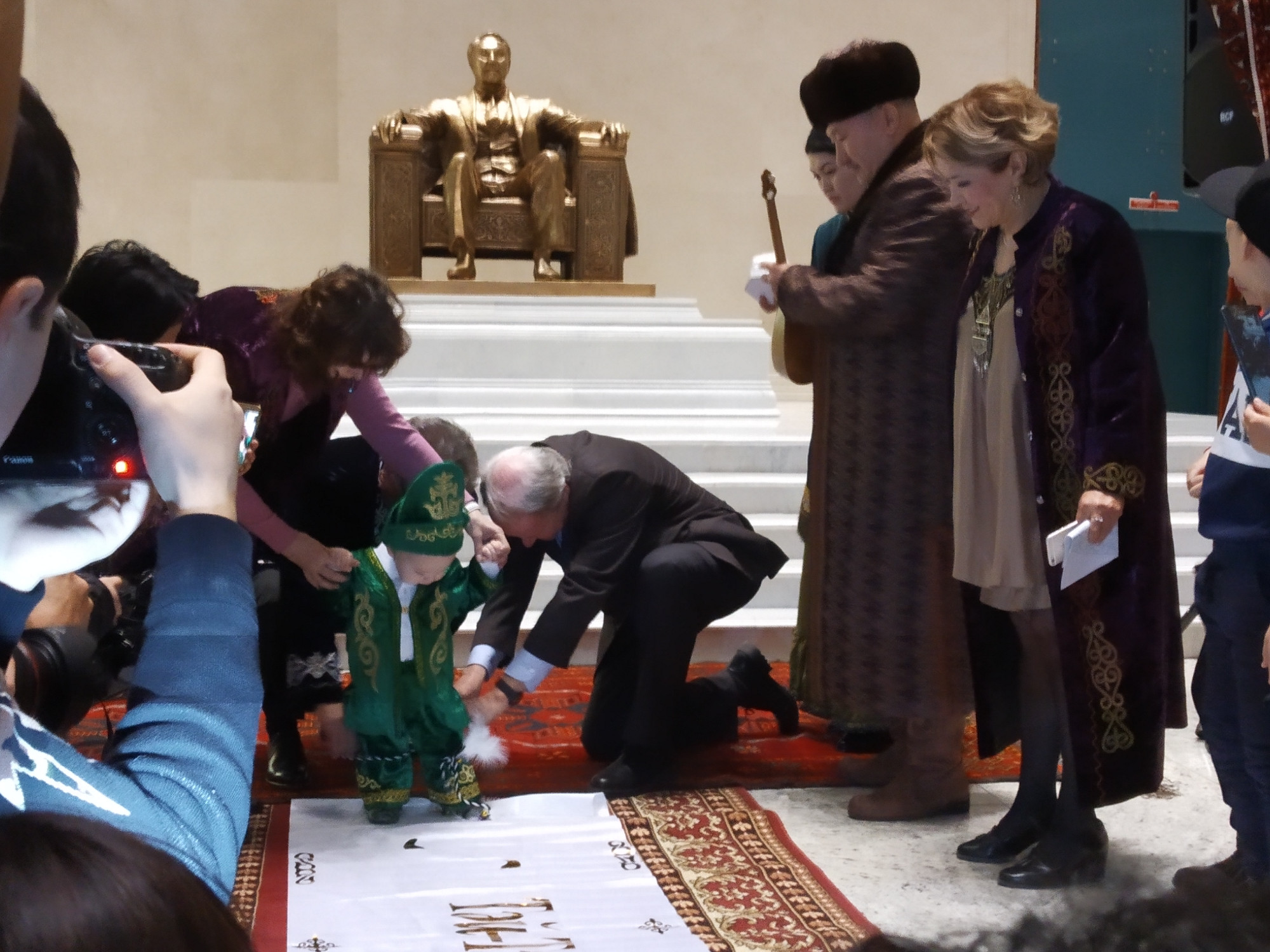 Ulttyq murajaıda ata-anasynyń qamqorlyǵynsyz qalǵan balalardyń tusaýlary kesildi 