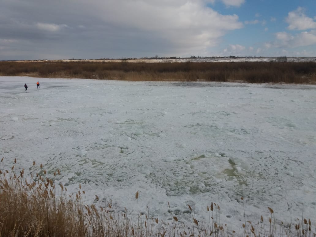 Qostanaıdyń sý aıdyndarynda muz jarý jumystary bastaldy