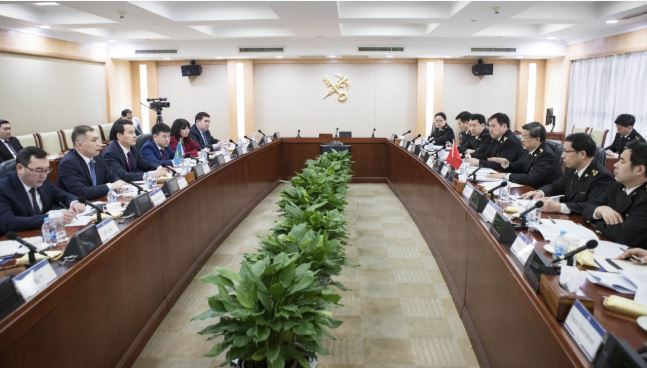 Álıhan Smaıylov QHR Memlekettik Keńesi Premeriniń orynbasarymen ekijaqty ózara is-qımyl máselelerin talqylady