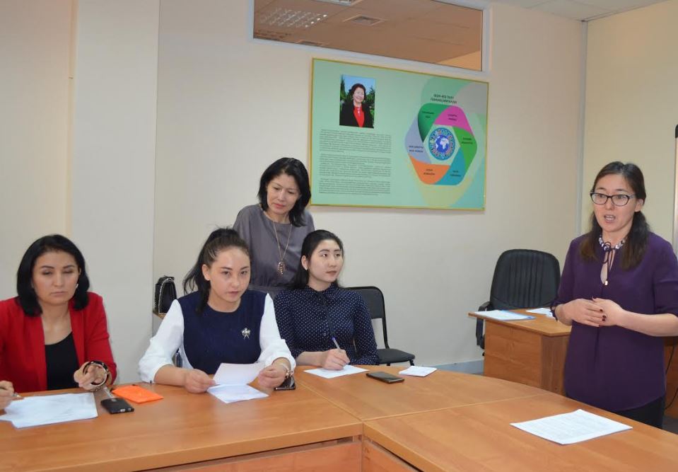 Jas psıhologtarǵa arnalǵan dóńgelek ústel ótti