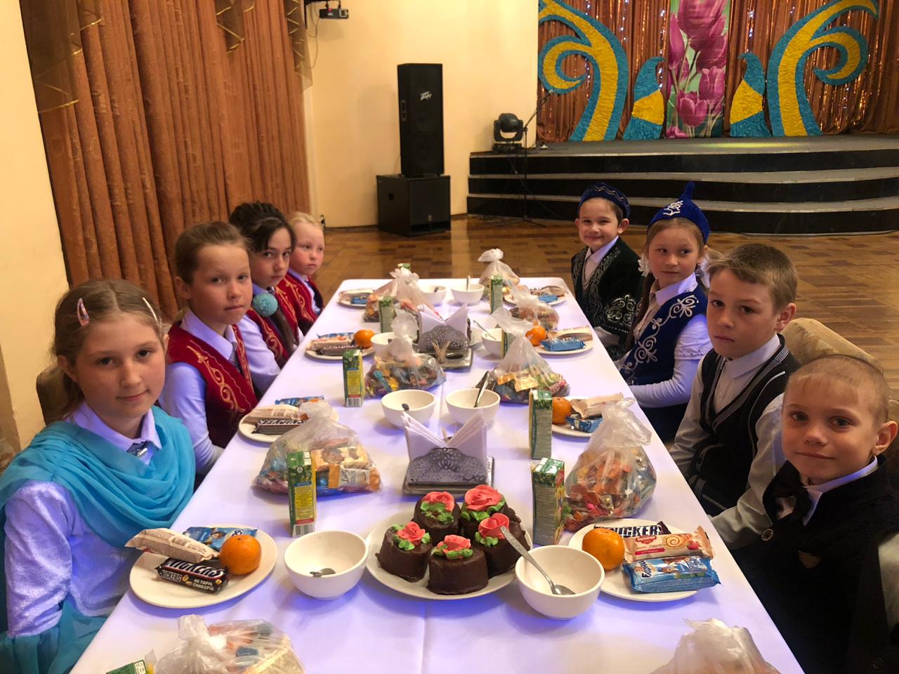 ShQO: Altaı aýdanynda kópbalaly otbasylardyń balalaryna dastarhan jaıyldy