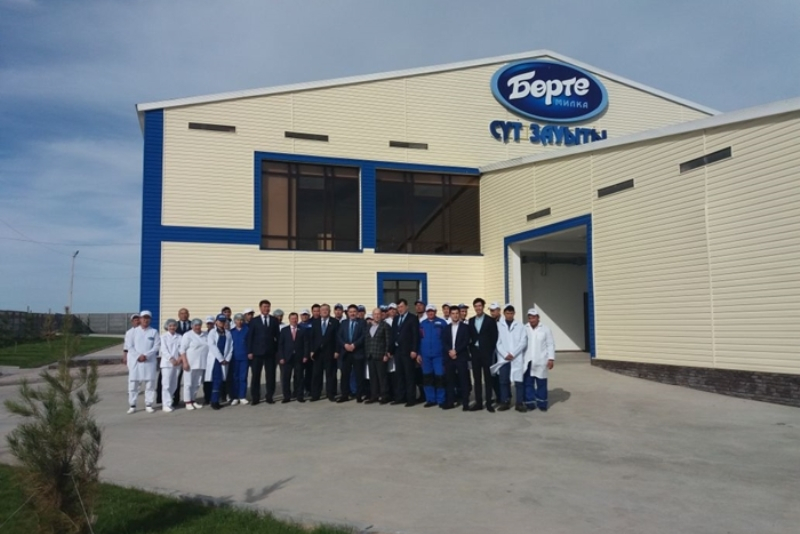 Bórte mılka kásipornynyń jumysshylary elordanyń «Nur-Sultan» atalýyn qoldaıdy