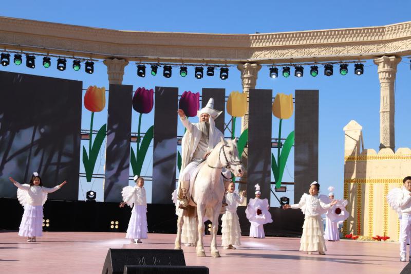 
Mańǵystaýda naýryz merekesin atap ótýge jaǵalaýǵa 100 myń adam jınalǵan