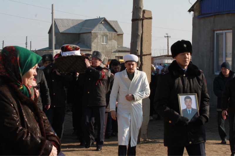 Atyraý halqy erlikpen qaza tapqan polıseıdi sońǵy saparǵa shyǵaryp saldy