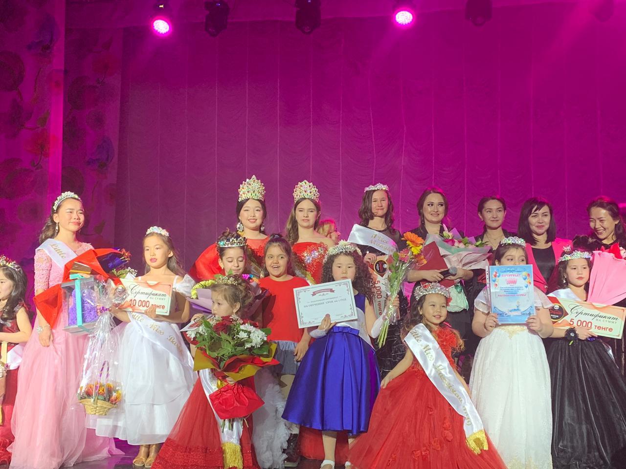 Tórt jasar Laýra «Álemniń kishkentaı sýper modeli» baıqaýyna qatyspaq