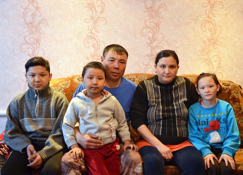 ShQO: Kókpekti aýdanynda kásipker 6 balanyń anasyna baspana syılady