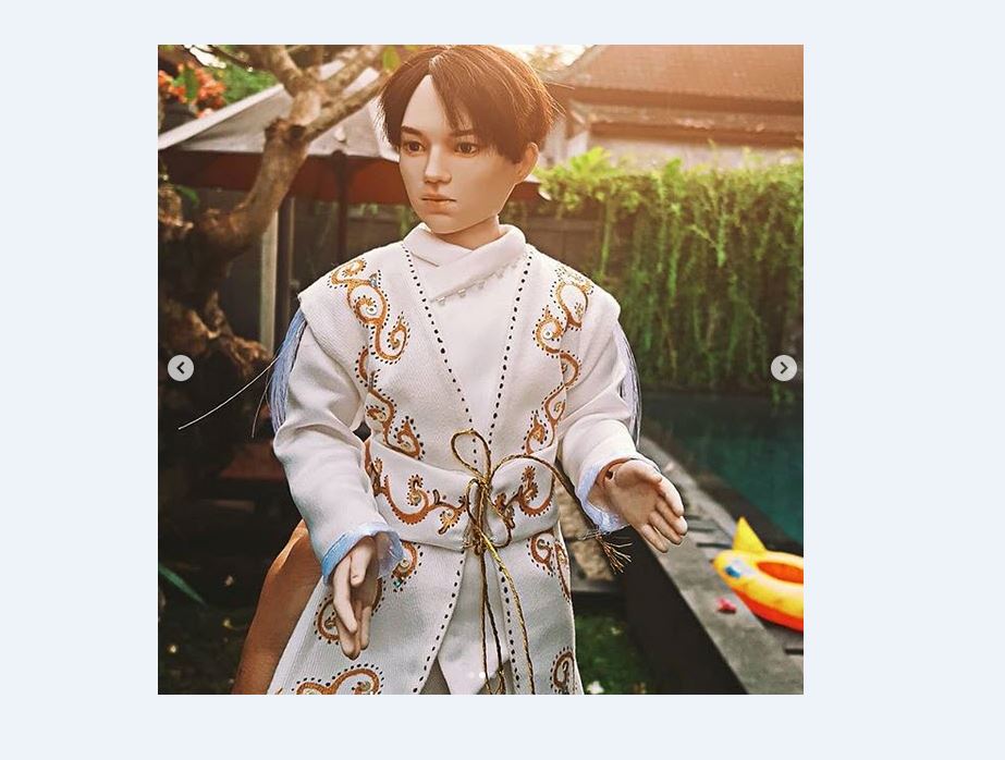 Dımashqa ózi beınelengen qýyrshaq syıǵa berdi