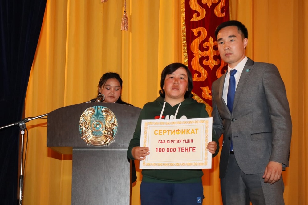 Muǵaljar aýdanynda az qamtylǵan otbasylarǵa qarjylaı sertıfıkattar berildi