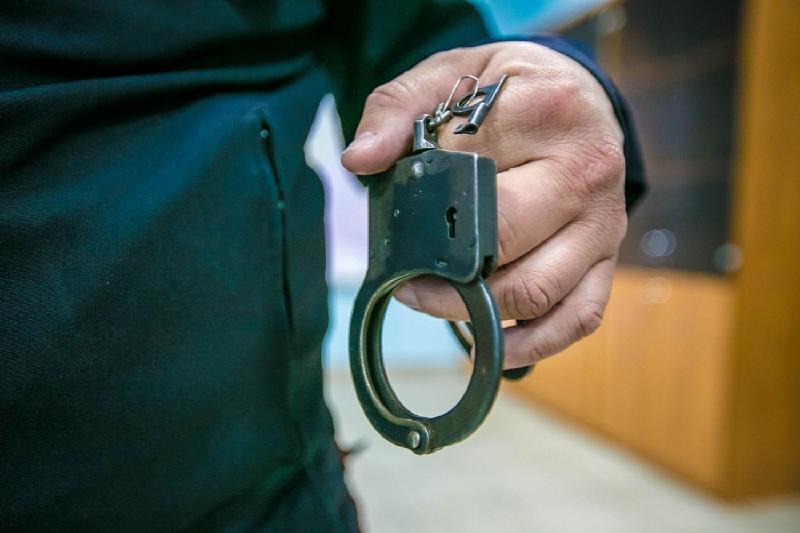 Jaısańda 1,5 mıllıonnan astam teńgeniń zatyn elden zańsyz shyǵarmaq bolǵandar ustaldy