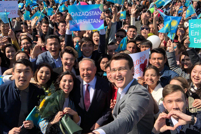 Almatylyq jastar Nursultan Nazarbaevty gúl shoqtarymen qarsy aldy