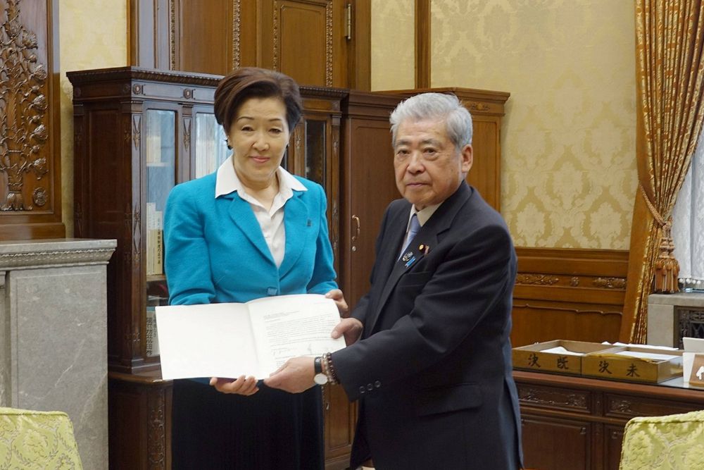 Gúlmıra Isımbaeva Japonııa Parlamenti Keńesshiler Palatasynyń Spıkerimen kezdesti