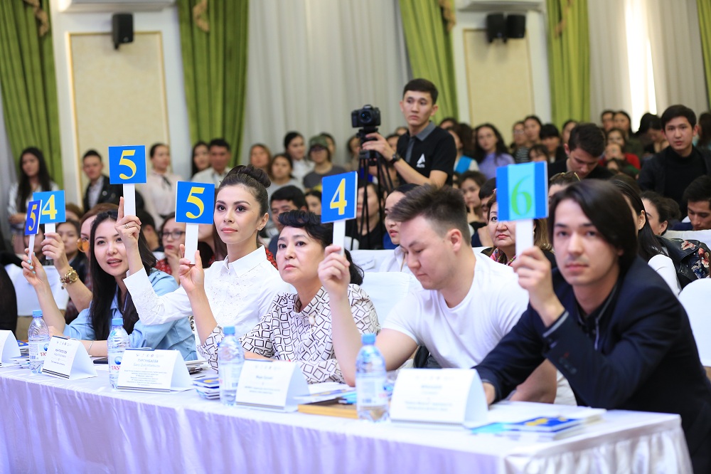 Almatyda alǵashqy «Qyz Jibek arýy» baıqaýy ótti