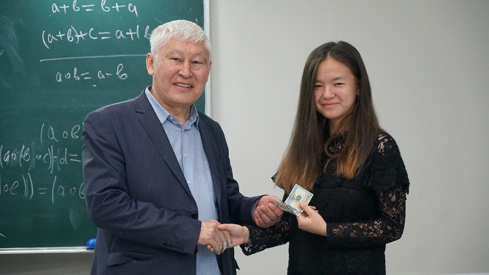 Akademık Asqar Jumadildaev jasyrǵan esebin shyǵarǵan SDÝ stýdentine 100 dollar syıaqy berdi
