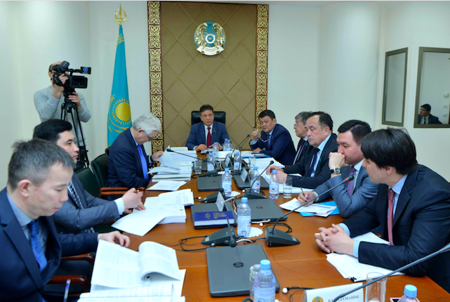 Senat komıtetinde arnaıy ekonomıkalyq jáne ındýstrııalyq aımaqtar týralyzań jobalary qaraldy