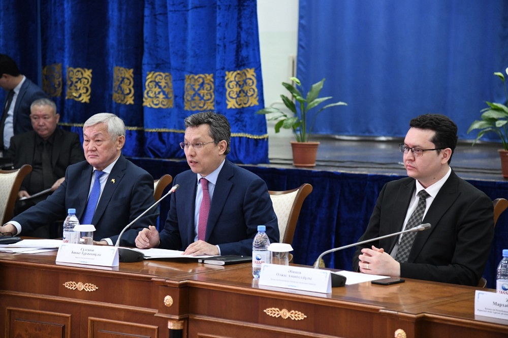 Baqyt Sultanov kópbalaly analarmen kezdesti 