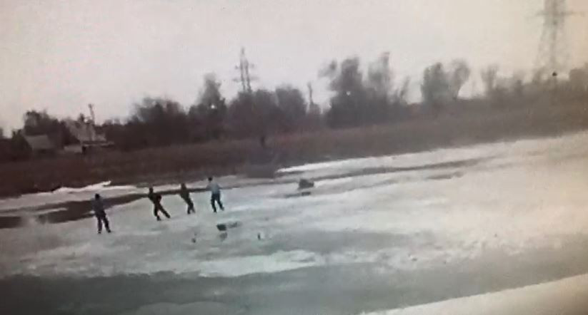 Polıseıler men TJD qyzmetkerleri Esil ózenine batyp bara jatqan azamatty qutqardy