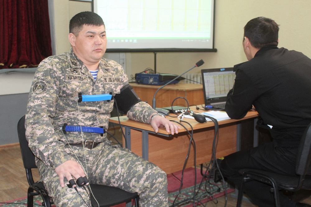 «Batys» óńirlik qolbasshylyǵynyń komandırlerin jalǵandyq detektorymen tekserdi