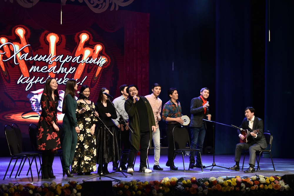 Darıǵa Nazarbaeva teatr qyzmetkerlerin quttyqtady