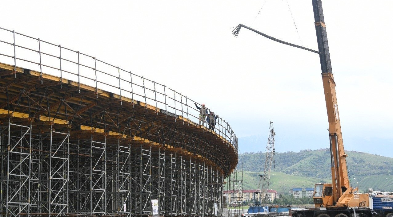 Bıyl Almatyda úsh birdeı jol aıyryǵy salynady