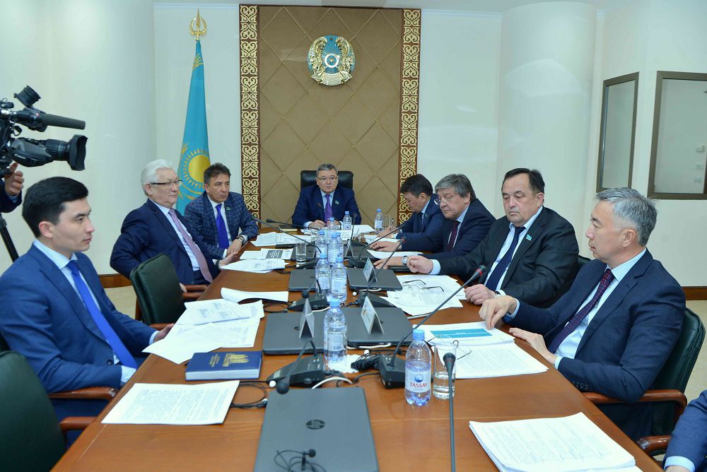 Tabıǵı monopolııalar sýbektilerin retteý máseleleri talqylandy