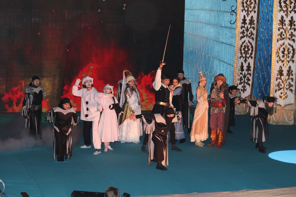 Oraldyq teatr artısteri kásibı merekege oraı marapattaldy