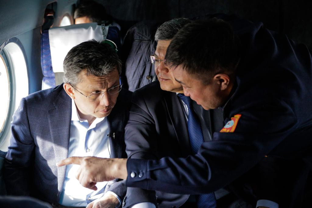 Baqyt Sultanov elordamen shekaralas aýmaqtardy ushaqpen aralady