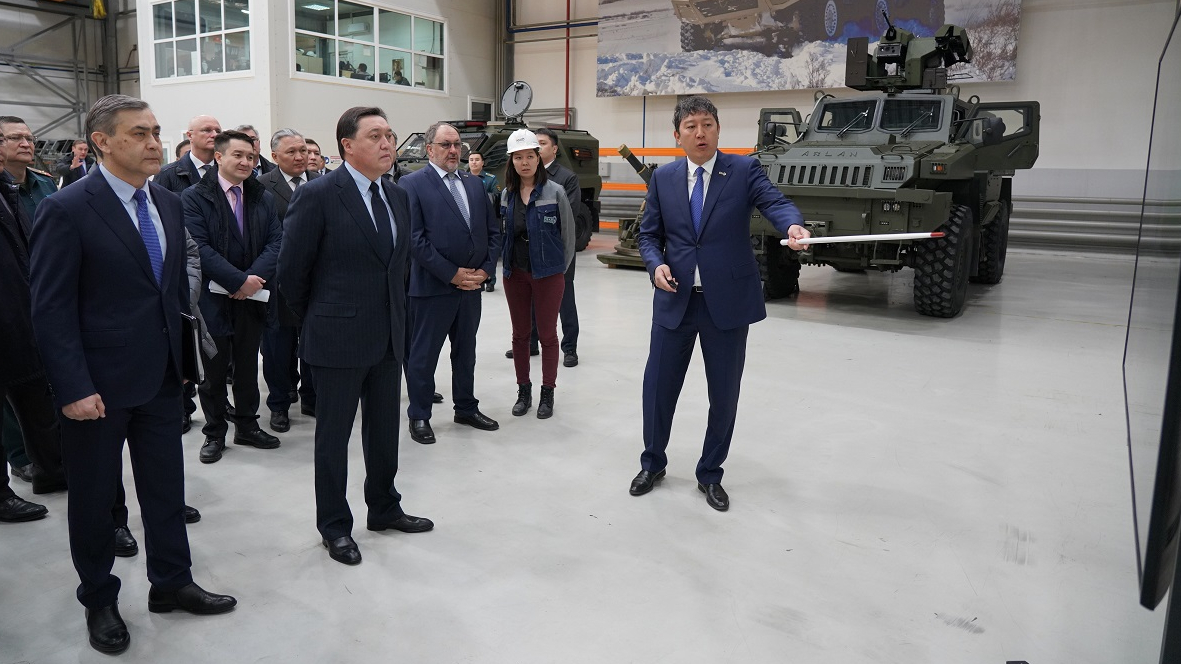 A. Mamın qorǵanys ónerkásibi keshenin damytý máseleleri jóninde keńes ótkizdi