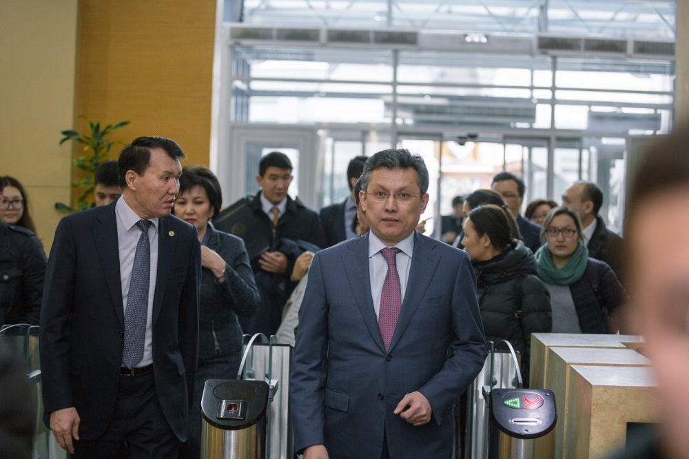 Baqyt Sultanov Sáýlet, qala qurylysy jáne jer qatynastary basqarmasynyń jańa keńsesimen tanysty