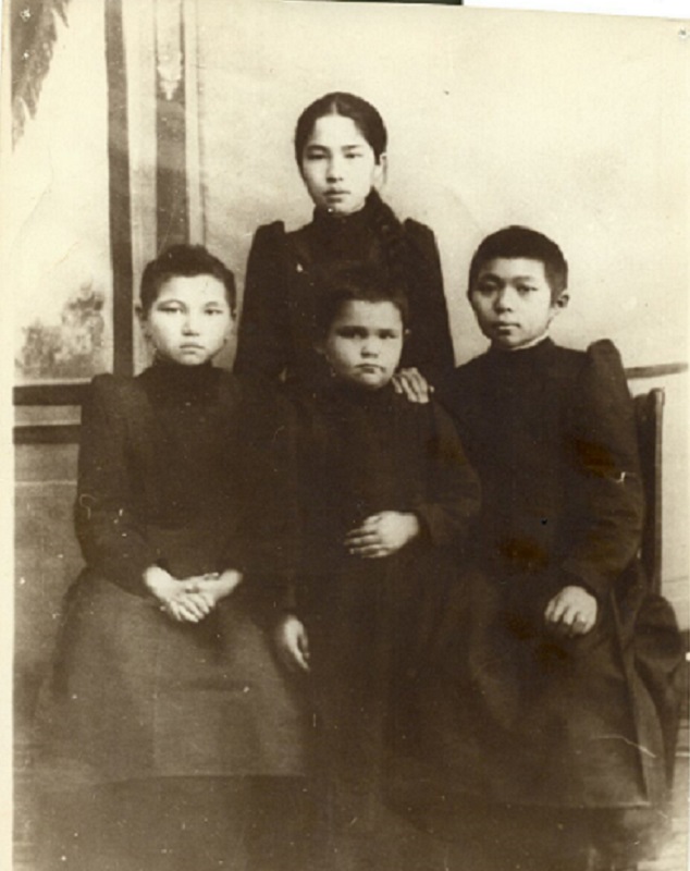 Qostanaı eki synyptyq orys-qazaq ýchılıshesiniń oqýshylary