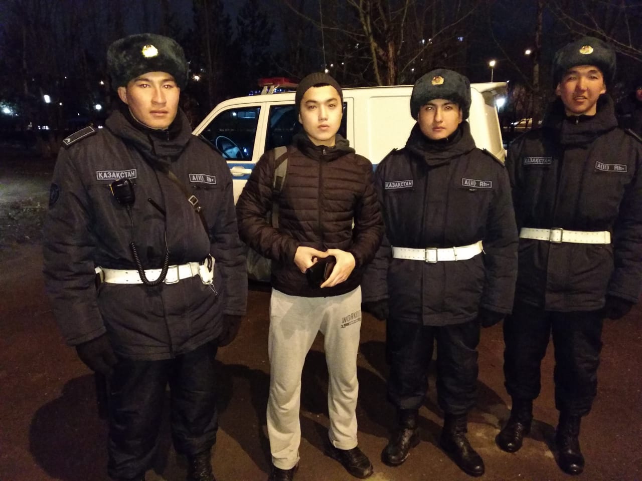 Nur-Sultanda ulandyqtar joǵalǵan uıaly telefon men aqshaly ámııandy ıesine qaıtardy