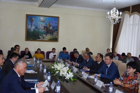 Shymkenttegi sýdıalar men sot mamandary toqsan saıyn bir kúndik jalaqysyn balalar úıine aýdarady